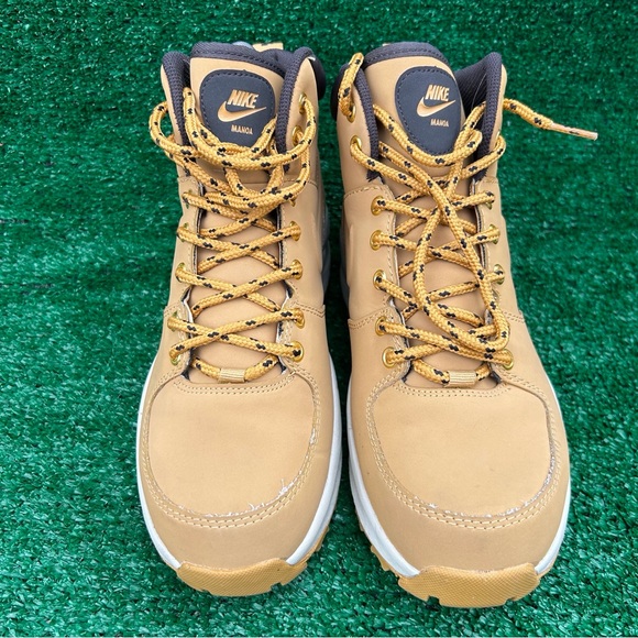 nike manoa tan